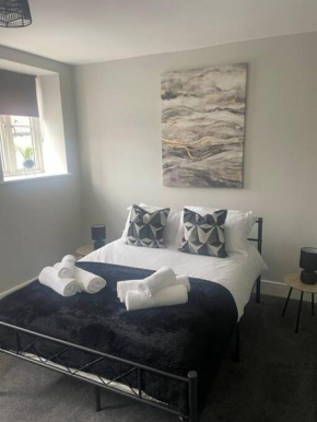 Fern House - 2bedroom house with Free Parking in Town centre by Shortstays4u